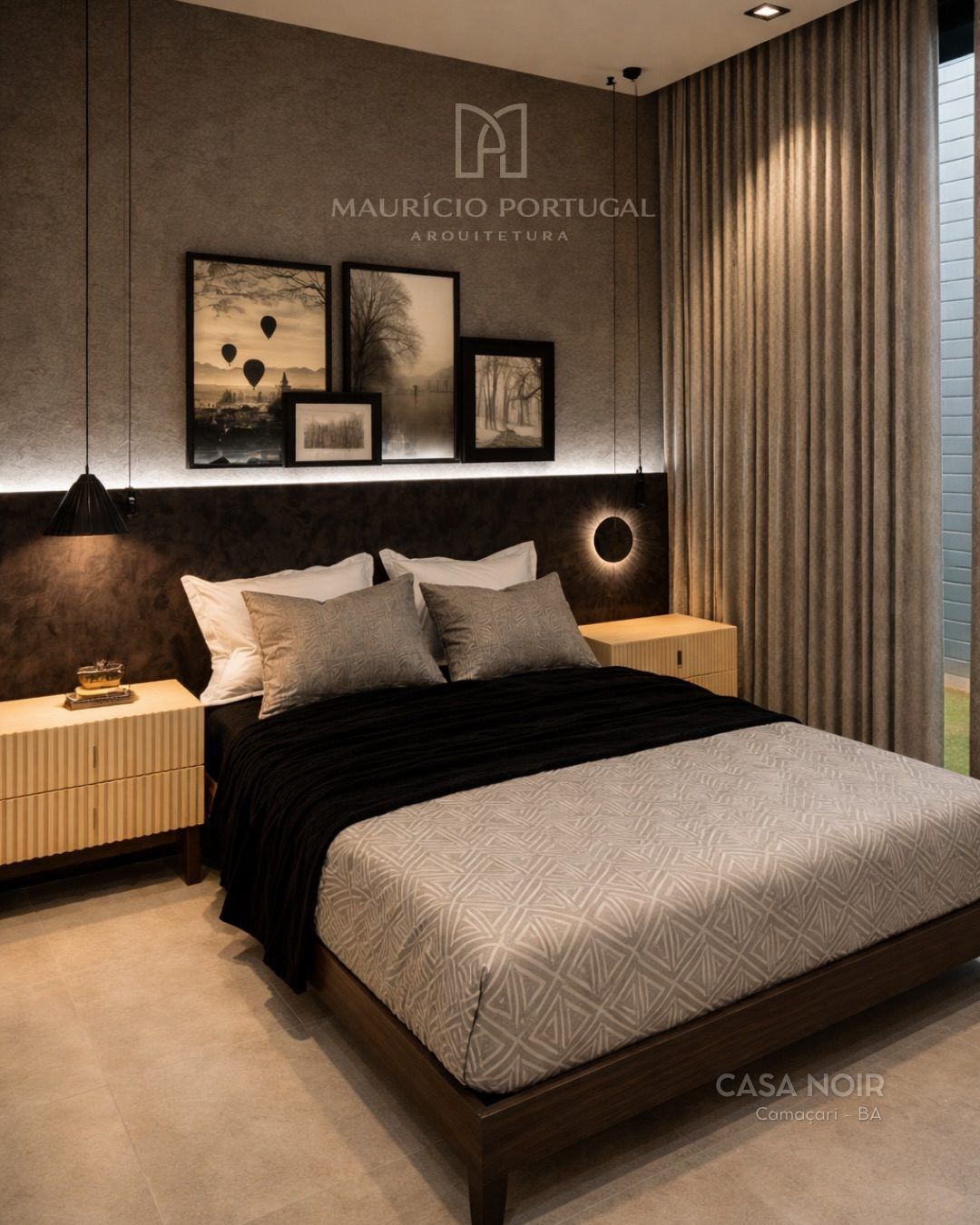Quarto com parede de quadros iluminada, pendentes laterais e criados-mudos ripados — Casa Noir, Camaçari – BA