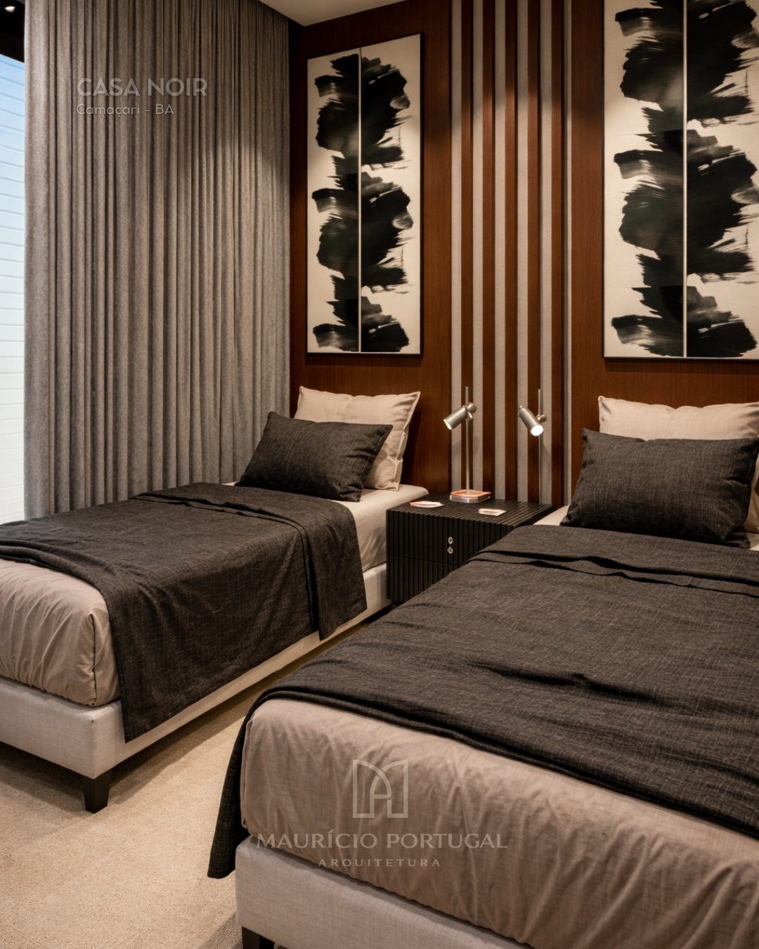 Quarto com duas camas, painel de madeira e quadros em preto e branco — Casa Noir, Camaçari – BA